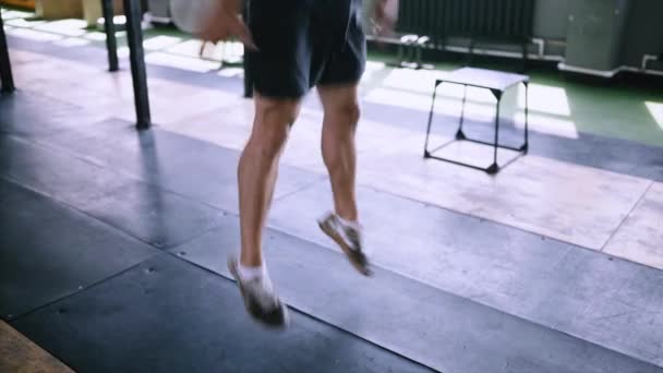 Mužský fitness instruktor zobrazující podsaditý trénink v moderní Přesvědčte. — Stock video