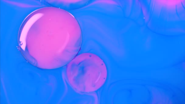 Mixing blue and pink paint, butter and milk — Stock Video