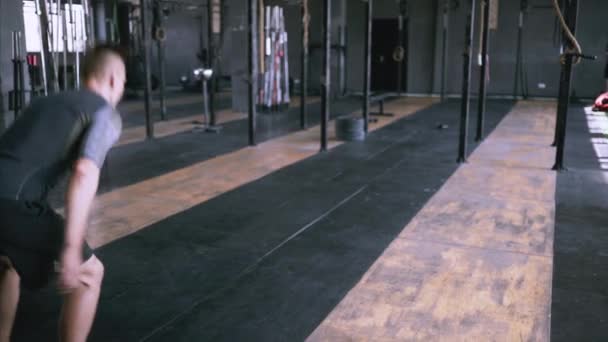 Homme instructeur de conditionnement physique montrant exercice squat à plase moderne . — Video
