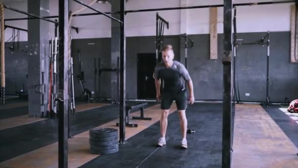 Hombre instructor de fitness mostrando ejercicio en cuclillas en plase moderna . — Vídeo de stock