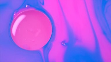 Karıştırma mavi ve pembe boya, tereyağı ve süt
