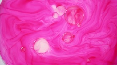 Karıştırma mavi ve pembe boya, tereyağı ve süt