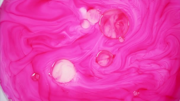 Mischen von blauer und rosa Farbe, Butter und Milch — Stockvideo