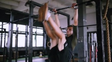 Jimnastik barında ayak yükseltmek, çekici kas adam egzersizi ve spor salonunda antrenman.