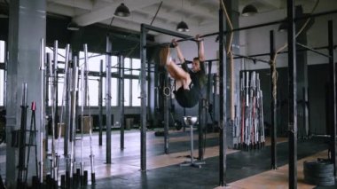 Jimnastik barında ayak yükseltmek, çekici kas adam egzersizi ve spor salonunda antrenman.