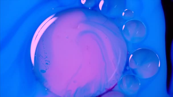 混合蓝色和粉红色的油漆，黄油和牛奶 — 图库视频影像