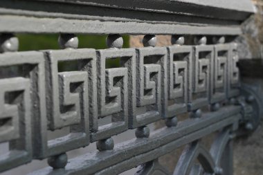 köprünün korkuluk üzerinde metalik süs