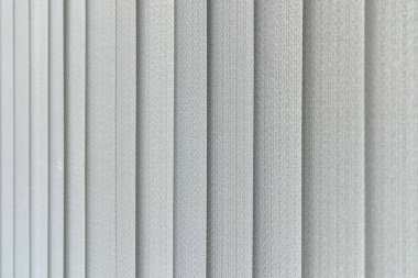 pencerede güneşlik ler parçası