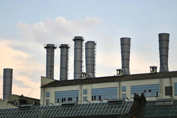 şehir üzerinde fabrika boruları