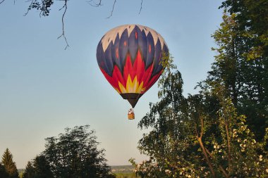 Bahar gökyüzünde balon