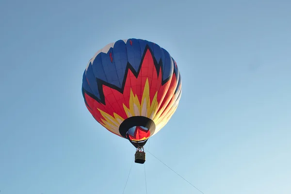 Μπαλόνι Στον Ουρανό Της Άνοιξης — Φωτογραφία Αρχείου