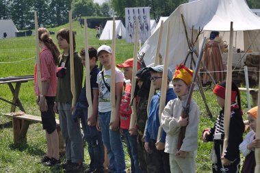 Borodino/Rusya - 05 26 2019: Askeri-tarihi festivalde çocuklarla master sınıfı