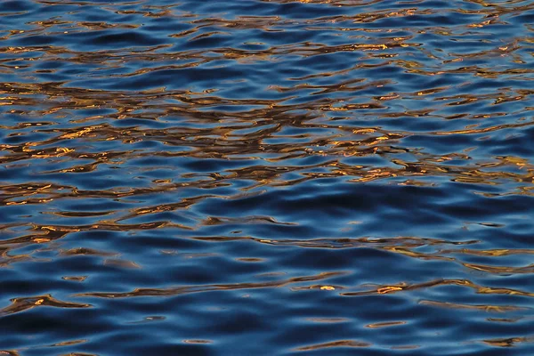 Złoty Blask Latarnie Wieczornej Rzece — Zdjęcie stockowe