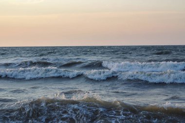 Deniz dalgaları kıyıya yakın