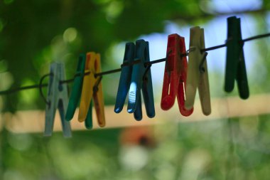 bir ip üzerinde renkli clothespins dönüştürün