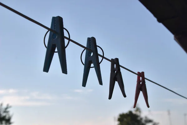 Bir Üzerinde Renkli Clothespins Dönüştürün — Stok fotoğraf