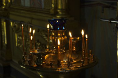 tapınakta mumlar yanıyor