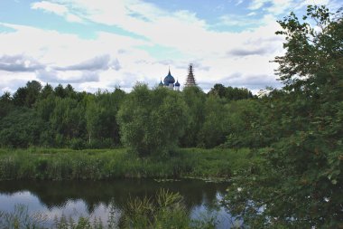 Ormandaki nehir ve tapınak