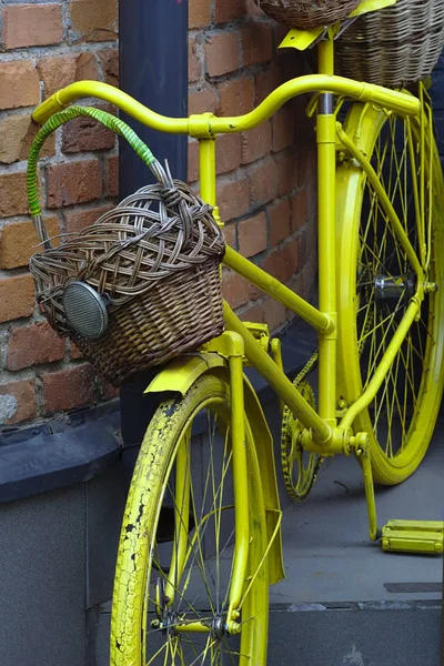 Bicicleta Amarilla Con Cesta Mimbre —  Fotos de Stock