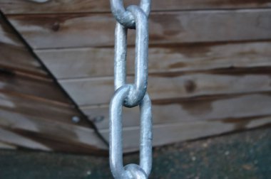 ahşap bir tasarım bir arka plan üzerinde bir metal zincirinin bağlantıları