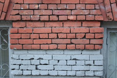 bir tuğla duvarın iki tonlu parçası