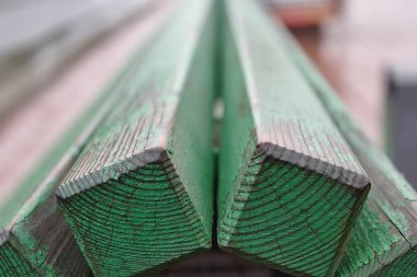 perspektif: boya soyma ile yeşil ahşap çubuklar