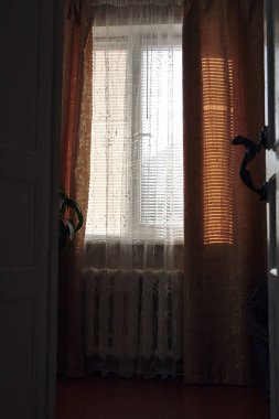 Perdeleri ve perdeleri olan pencere