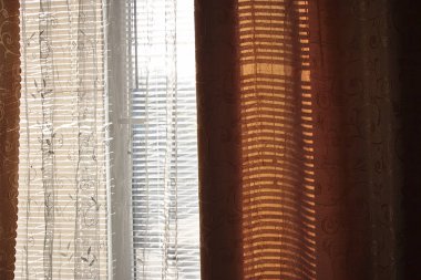 Perdeleri ve perdeleri olan pencere