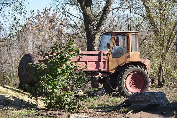 Tractor Para Cerca Árbol —  Fotos de Stock