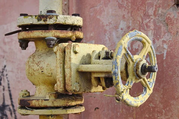 Una Válvula Gas Amarillo Oxidado Contra Pared —  Fotos de Stock