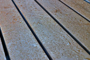 Su damlaları boyanmış tahtalara