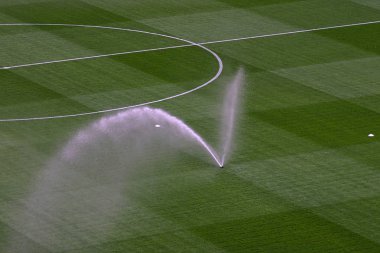 Maçtan önce futbol sahası sulanır.