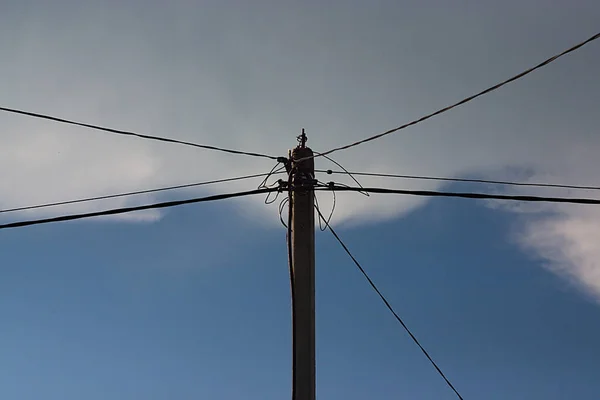 Poteau Avec Des Fils Sur Fond Ciel Été — Photo