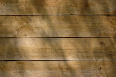 Kaba tahtadan yapılmış bir duvarın parçası. Kaba tahtalardan yapılmış.