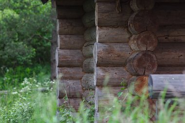Bir kır evinin ahşap kulübesinin parçası.
