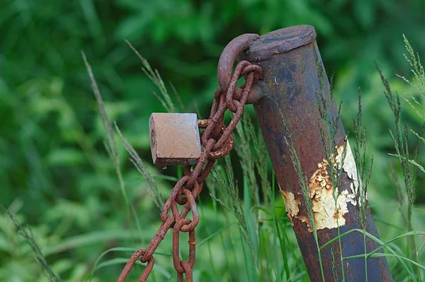 Poste Una Cadena Oxidada Con Cerradura —  Fotos de Stock