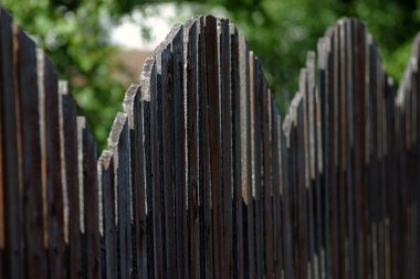 Bir kır evinin ahşap çiti.