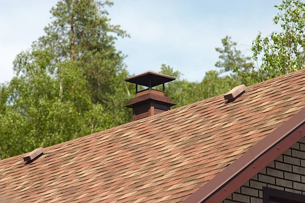 Schornstein Auf Dem Dach Eines Backsteinhauses — Stockfoto