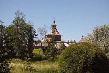 Ormanda ahşap bir manastır inşaatı