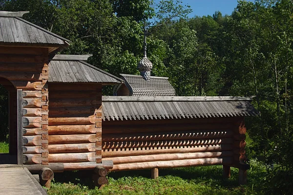 Строительство Деревянного Монастыря Лесу — стоковое фото