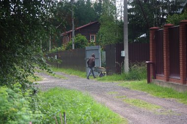 Köyde el arabası olan bir adam.
