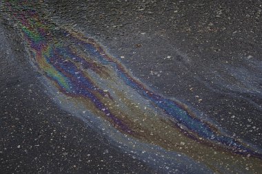 Islak asfaltta benzin izleri var.