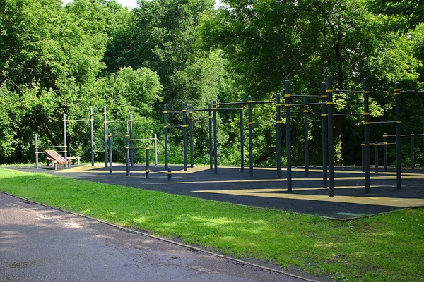 Lekplats Med Sportutrustning Parken — Stockfoto