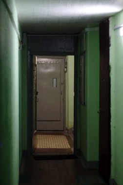 İniş izni olan çok katlı bir binada koridor.