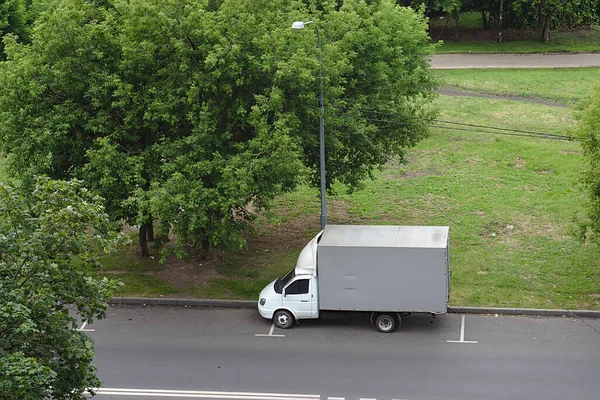 Liten Lastbil Parkerad Utkanten Staden — Stockfoto