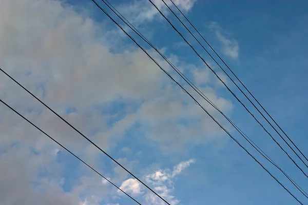 Kablolar Bulutlu Bir Yaz Gökyüzüne Karşı — Stok fotoğraf