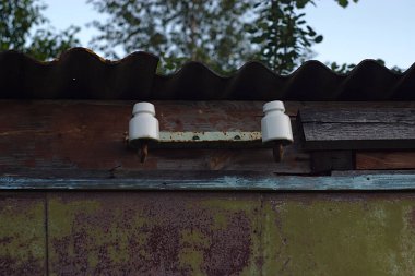 Eski harabe bir çiftlik binasında elektrik yalıtıcıları