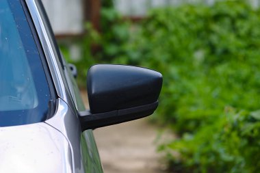 Aynalı arabanın bir parçası.