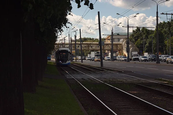 Τραμ Κινούνται Κατά Μήκος Των Σιδηροτροχιών Ένα Δρόμο Της Πόλης — Φωτογραφία Αρχείου