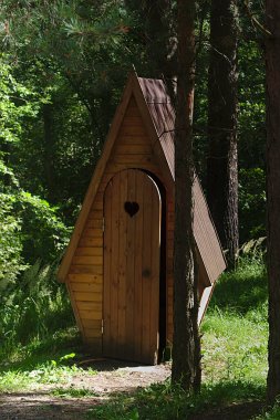 Ev şeklinde ahşap bir tuvalet.